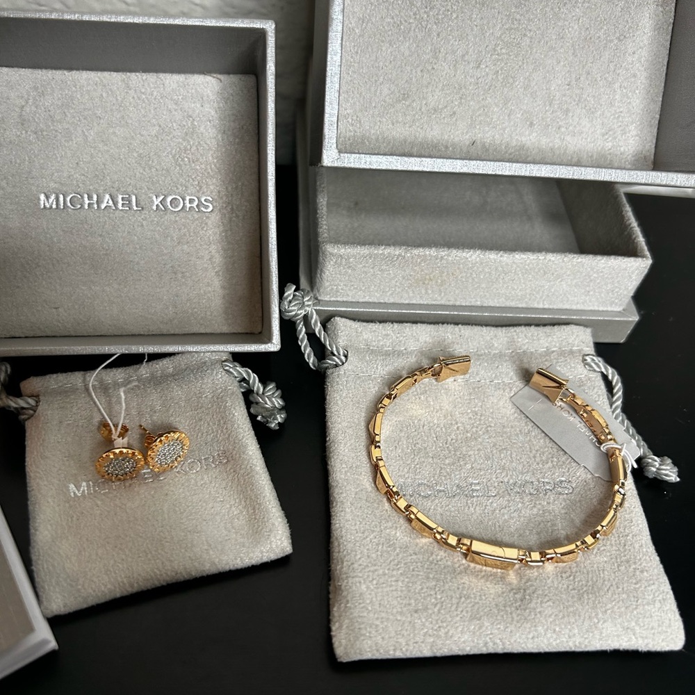 🤩🤩NWT Micheal Kors Bundles🤩🤩 - Picture 2 of 3